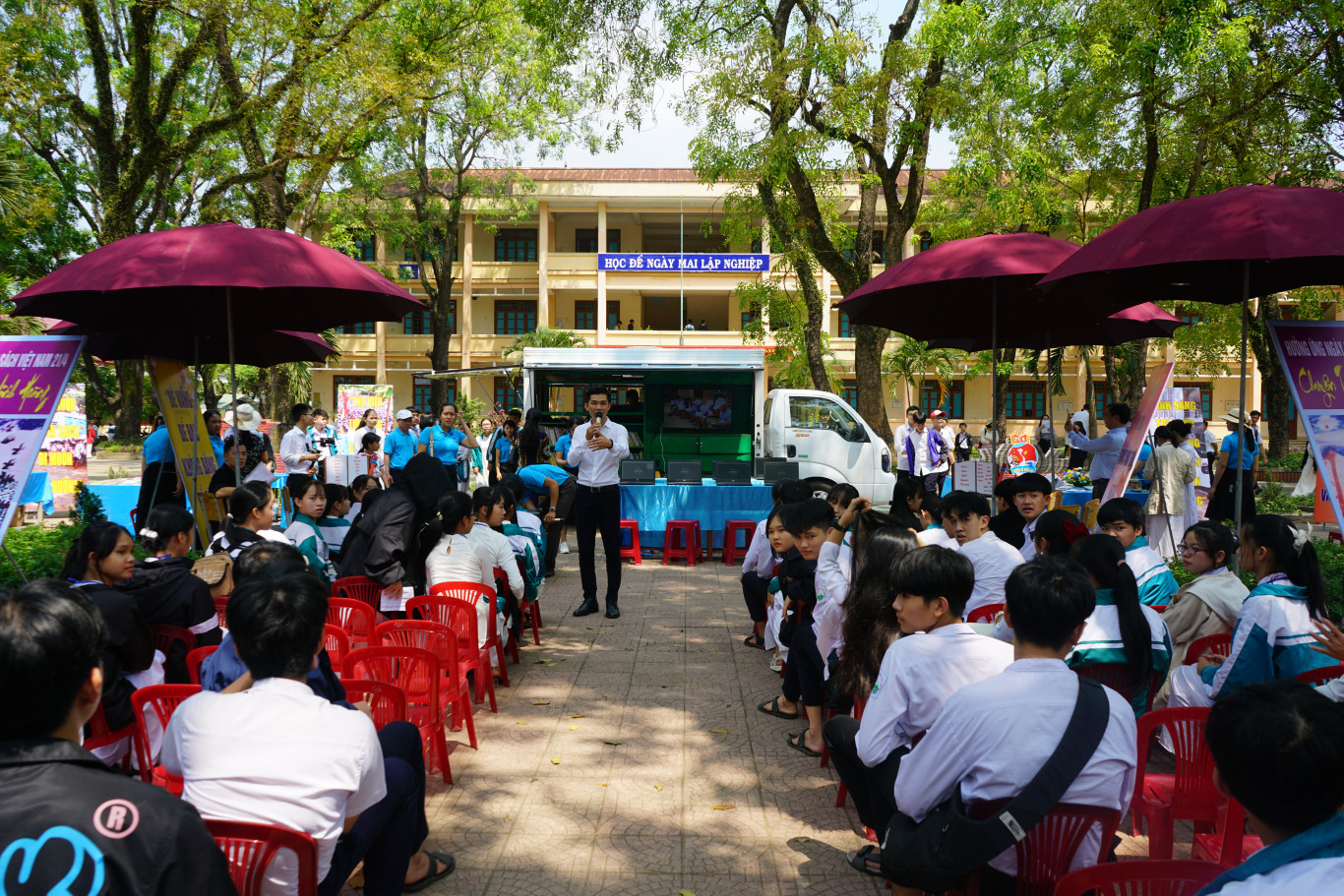 Thư viện tỉnh tăng cường đưa s&aacute;ch về v&ugrave;ng n&uacute;i, v&ugrave;ng s&acirc;u, v&ugrave;ng xa th&ocirc;ng qua m&ocirc; h&igrave;nh chuyến xe H&agrave;nh tr&igrave;nh &aacute;nh s&aacute;ng tri thức - Ảnh: C.N